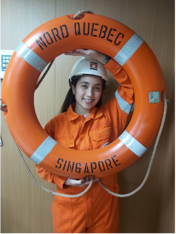 배에 있는 해병 장교