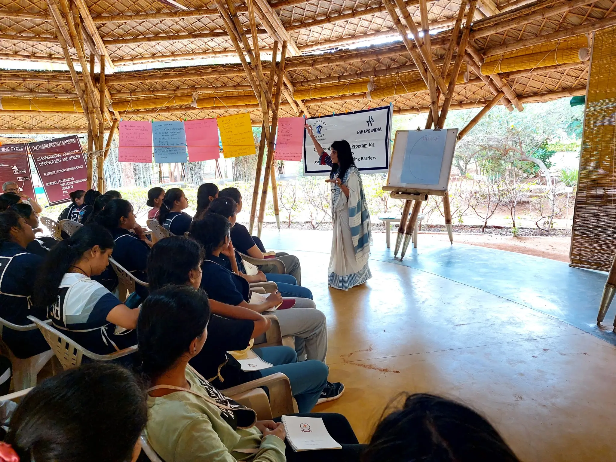 Bindu 女士对女学员讲话。