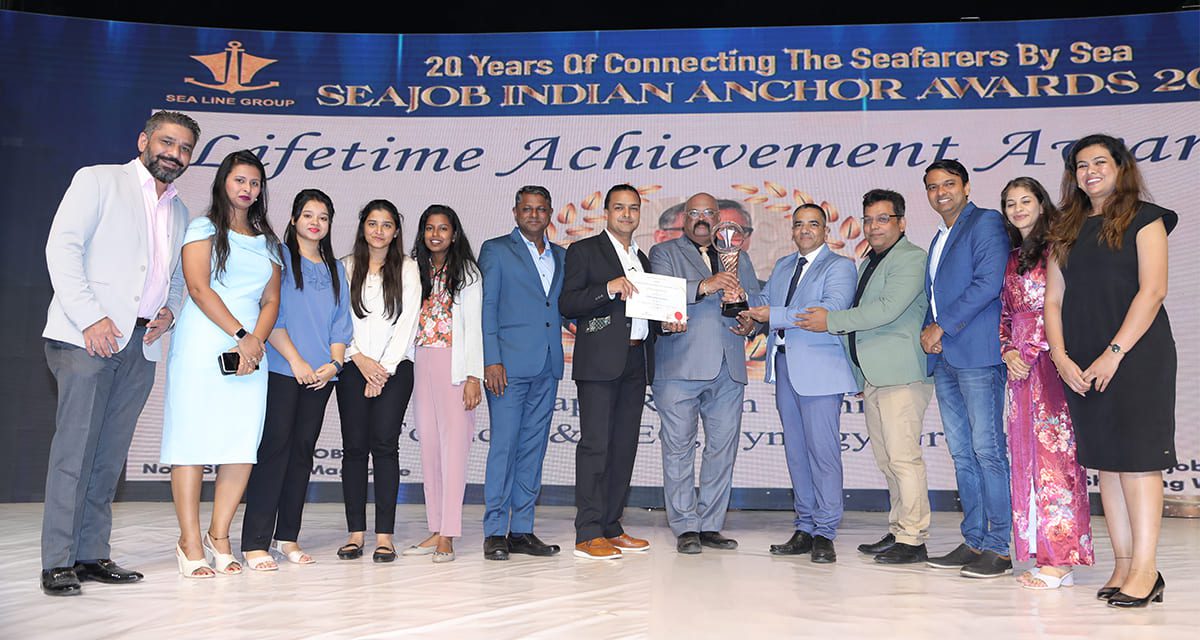 Capt. Anshul Rajvanshi, MD of Synergy Maritime Recruitment Services, accepting the award on behalf of Capt. Rajesh Unni.