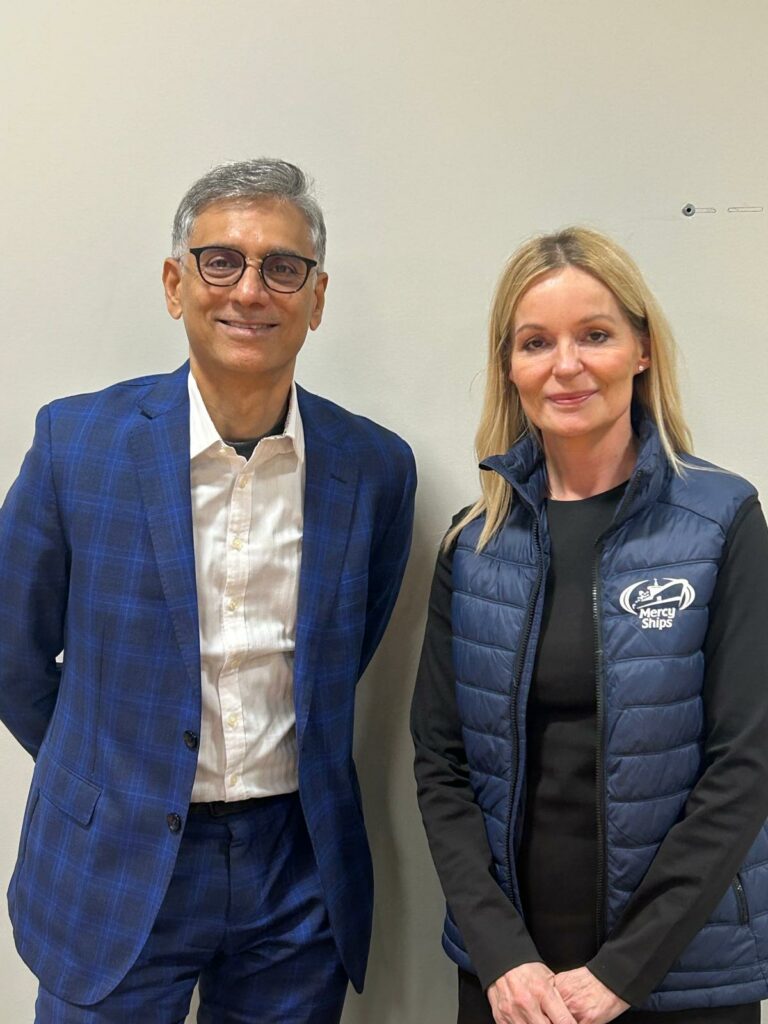 シナジー・マリン・グループ創設者兼会長であるラジェッシュ・ウンニ船長と、Mercy Ships Denmarkの事務局長であるシャーロット・ノルホルム・ダイア 