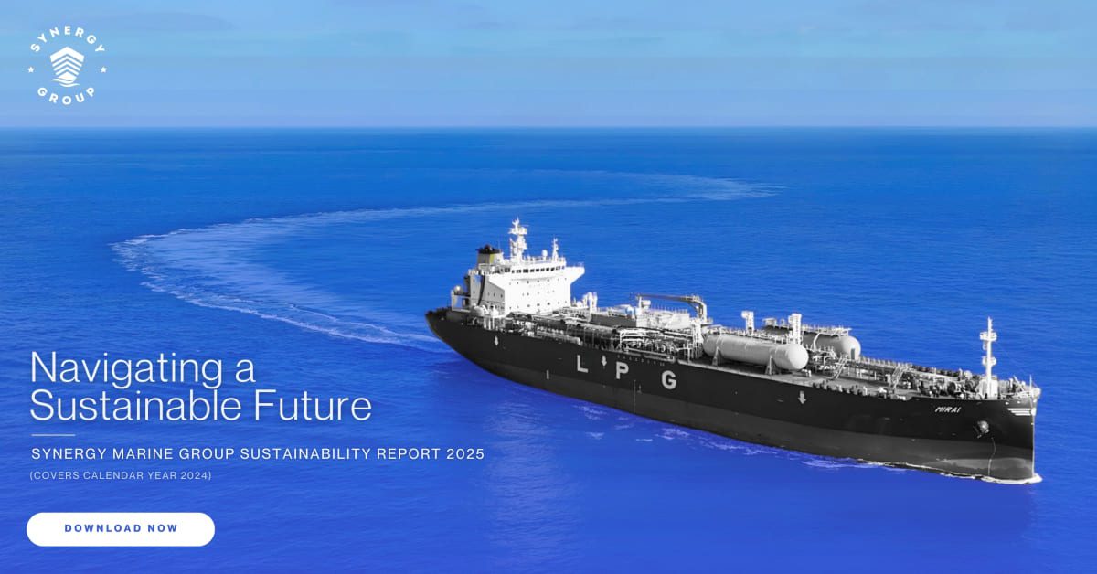 LPG船ミライが青い海域を航行し、Synergy Marine Groupのサステナビリティレポート2025のバナーに「持続可能な未来を航行する」をテーマに掲載されました。