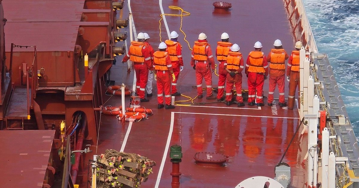 GENCO MARY号上的船员在MRCC Finisterre协调的搜救行动中，在恶劣的海况下做准备